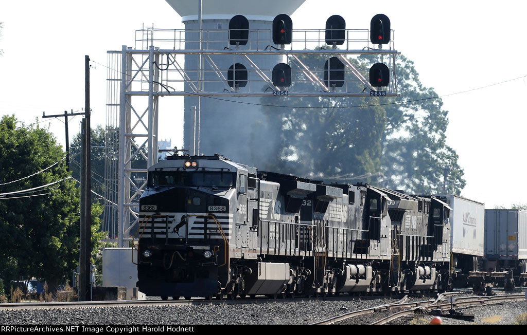 NS 8368 leads train 218 past the signals at Aycock